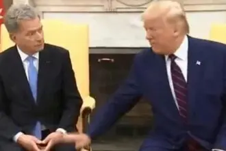 Η αμήχανη στιγμή που ο Τραμπ έπιασε το γόνατο του Φινλανδού προέδρου