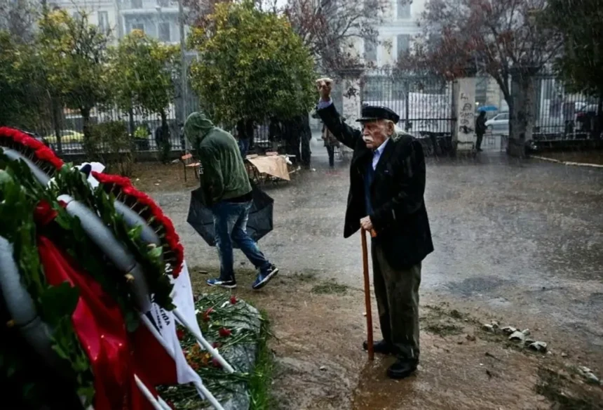 Πέθανε ο αγωνιστής της Αριστεράς Μανώλης Γλέζος