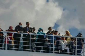 Λέσβος: Σε δομές της ενδοχώρας μεταφέρονται 400 λαθρομετανάστες – ΜΚΟ αφήνουν σημειώματα σε σπίτια στη Μόρια καταγγέλλουν κάτοικοι