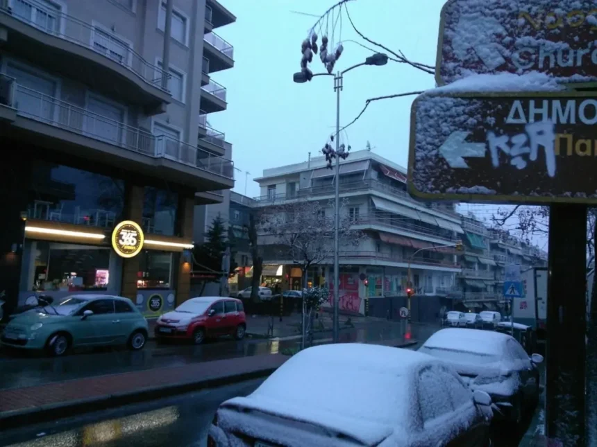 Σε λευκό κλοιό η χώρα
