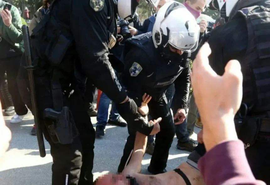 Επεισόδια στο ΑΠΘ: συγκρούσεις αστυνομικών και φοιτητών – 30 οι προσαγωγές