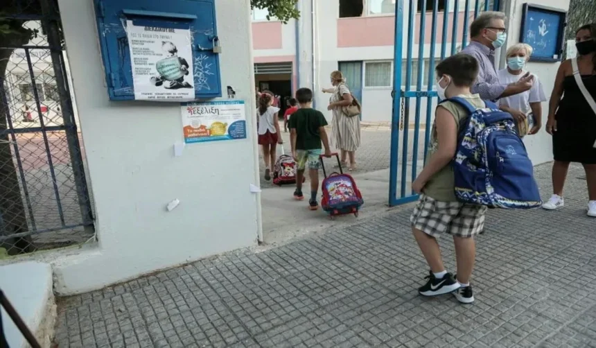 Χτυπά ξανά το κουδούνι για νηπιαγωγεία, δημοτικά, γυμνάσια! Με προβλήματα οι δηλώσεις των self tests