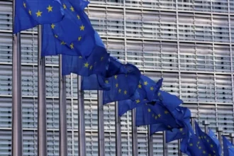 Politico – Ευρωπαϊκή Ένωση: Συμφωνία για πλαφόν στο ρωσικό πετρέλαιο – Το 8ο πακέτο κυρώσεων