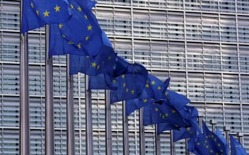 Politico – Ευρωπαϊκή Ένωση: Συμφωνία για πλαφόν στο ρωσικό πετρέλαιο – Το 8ο πακέτο κυρώσεων
