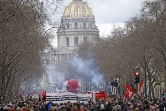 Νέες απεργιακές κινητοποιήσεις στη Γαλλία για το συνταξιοδοτικό μετά τις διαδηλώσεις ανήμερα της εργατικής Πρωτομαγιάς (vid)