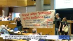 Πανό και διαμαρτυρίες στο Δημοτικό Συμβούλιο – Διακόπηκε η συνεδρίαση (Video)