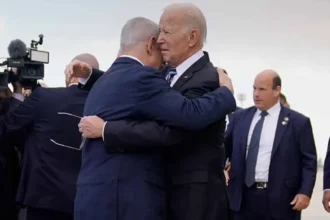Στο Ισραήλ ο Μπάιντεν, αγκαλιά με τον Νετανιάχου: «Δείχνει» Ισλαμική Τζιχάντ για τον βομβαρδισμό στο νοσοκομείο της Γάζας