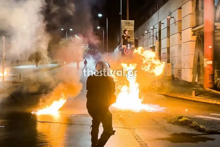 Σοβαρά επεισόδια στο ΑΠΘ – Κουκουλοφόροι έριξαν μολότοφ κι έκαψαν οχήματα