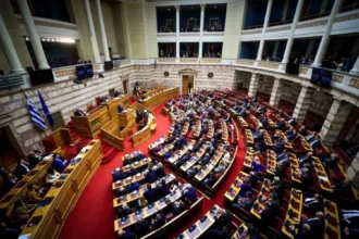 Τα «όχι» και οι απόντες από ΝΔ, ΣΥΡΙΖΑ, ΠΑΣΟΚ, Νέα Αριστερά στην ψηφοφορία για τα ομόφυλα ζευγάρια