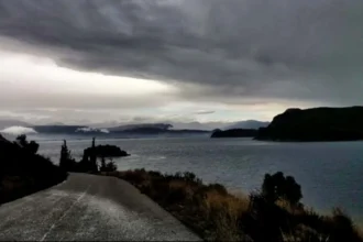 Πτώσεις δεκάδων δέντρων και πινακίδων από τους ισχυρούς ανέμους μέχρι και 8 μποφόρ