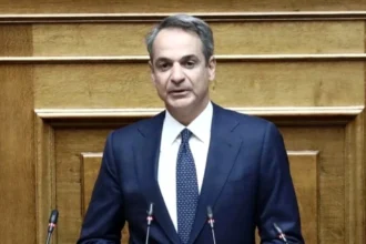Μητσοτάκης: Η Ελλάδα στέκεται πλέον όρθια και περήφανη