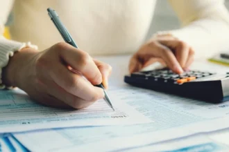 Προϋπολογισμός 2026: Πόσους φόρους θα πληρώσουν το ’26 νοικοκυριά και επιχειρήσεις