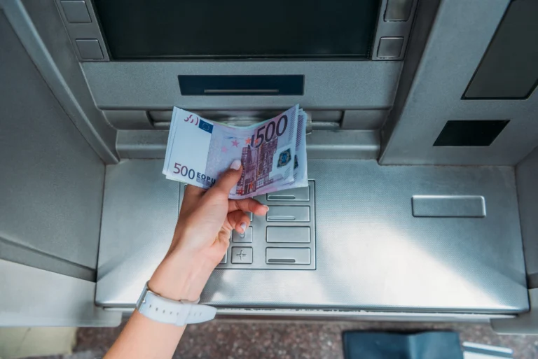 Ακατάσχετο όριο: Στα 1.600 ευρώ η προστασία των τραπεζικών λογαριασμών οφειλετών