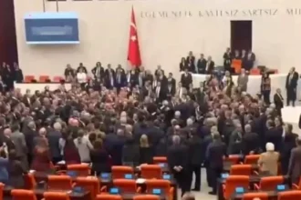 Άγριο ξύλο στο κοινοβούλιο της Τουρκίας – Έπαιζαν μπουνιές για 10 λεπτά