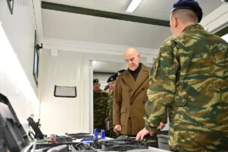 Ο Νίκος Δένδιας επισκέφτηκε τη μονάδα παραγωγής drones ενόψει Χριστουγέννων