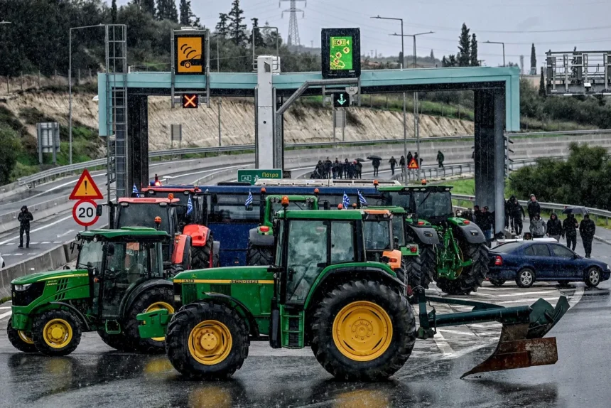 Ποια αγροτικά μπλόκα «άνοιξαν» από σήμερα -Πού θα συνεχιστούν οι αποκλεισμοί δρόμων, η τελευταία ενημέρωση