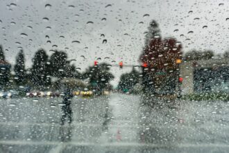 Βροχή ενάμιση μήνα έπεσε μέσα σε λίγες ώρες στην Αττική – Πού χρειάζεται προσοχή τις επόμενες ώρες