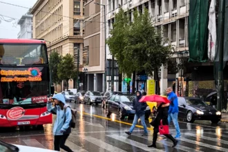 Χριστούγεννα με κακοκαιρία: Βαρομετρικό χαμηλό φέρνει καταιγίδες και χιόνια παραμονή και ανήμερα