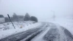 Τα χιόνια περικυκλώνουν την Αττική με προβλήματα στην Πάρνηθα