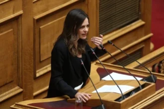 Αχτσιόγλου κατά Καρυστιανού: Δημόσια διαβούλευση για πολλά θέματα, αλλά όχι για θεμελιώδη δικαιώματα