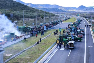 Αγρότες: Οι προετοιμασίες των μπλόκων για την αυριανή συνάντηση με τον πρωθυπουργό