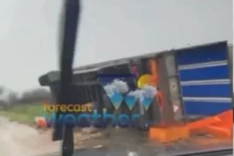 Ανετράπη νταλίκα στο Ροδοτόπι Ιωαννίνων λόγω των ισχυρών ανέμων(video)