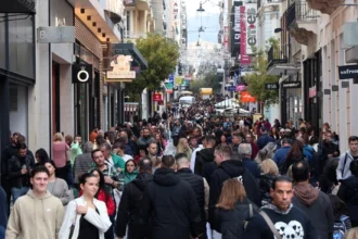 Ανοικτά και σήμερα, δεύτερη Κυριακή των χειμερινών εκπτώσεων, τα εμπορικά καταστήματα