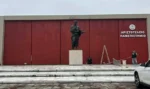 ΑΠΘ: Πέταξαν μπογιές κι έγραψαν συνθήματα στο προαύλιο του κτηρίου διοίκησης 