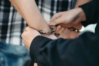 Χίος: Σύλληψη στρατιωτικού για επικίνδυνη οδήγηση, αντίσταση και φθορές σε περιπολικό
