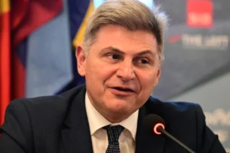 Διεγράφη ο Νικόλας Φαραντούρης από την ευρωομάδα του ΣΥΡΙΖΑ μετά τις δηλώσεις για το κόμμα Καρυστιανού