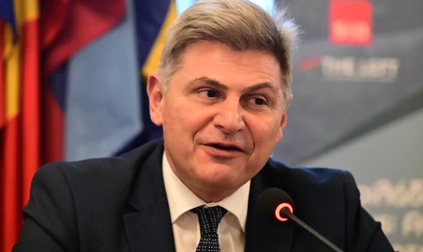 Διεγράφη ο Νικόλας Φαραντούρης από την ευρωομάδα του ΣΥΡΙΖΑ μετά τις δηλώσεις για το κόμμα Καρυστιανού