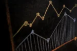 Διεθνείς οίκοι: Θετικό το μήνυμα για την ελληνική οικονομία στον νέο κύκλο αξιολογήσεων