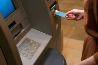 e- ΕΦΚΑ και ΔΥΠΑ: Ποιοι πάνε στα ΑΤΜ από σήμερα 