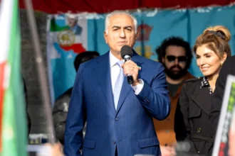 «Ετοιμάζομαι να επιστρέψω»: Ο εξόριστος γιος του Σάχη του Ιράν θέλει να καθίσει στον Θρόνο του Παγωνιού κι οι διαδηλώσεις είναι η ευκαιρία του, καλεί σε ξεσηκωμό