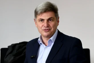Φαραντούρης: Δεν παραδίδει την έδρα -Λογοδοτώ μόνο στους συμπολίτες μου