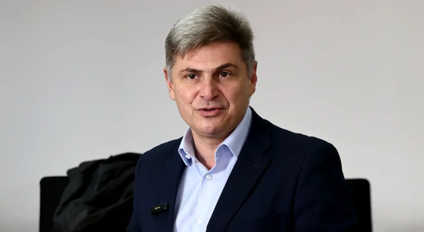 Φαραντούρης: Δεν παραδίδει την έδρα -Λογοδοτώ μόνο στους συμπολίτες μου