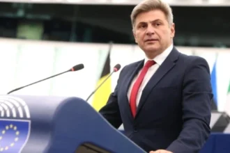 Φαραντούρης σε Φάμελλο για Καρυστιανού: «Αν αποφασίσω να κάνω άλλη επιλογή, θα σε ενημερώσω αρμοδίως»