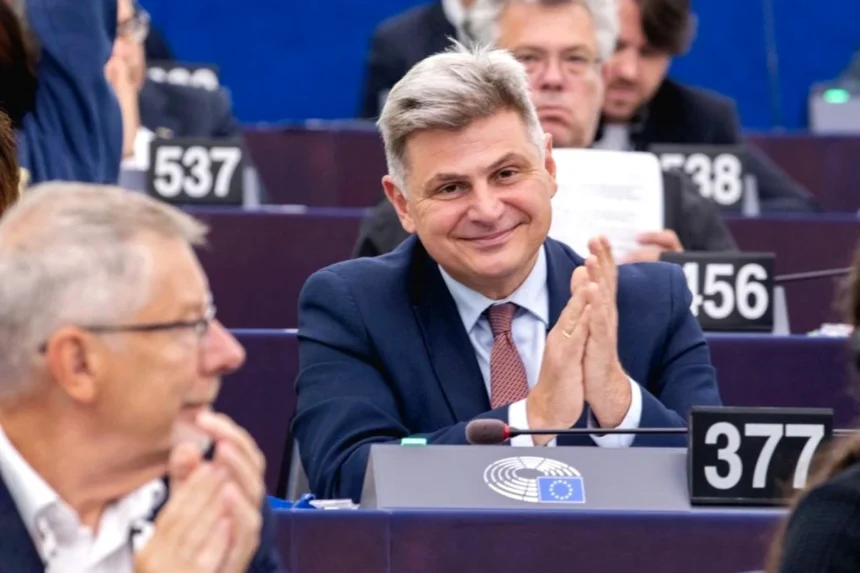 Φαραντούρης: Τεράστια η δημοσκοπική κάμψη του ΣΥΡΙΖΑ, αν ήθελα θεσούλες δεν θα είχα πάει εκεί