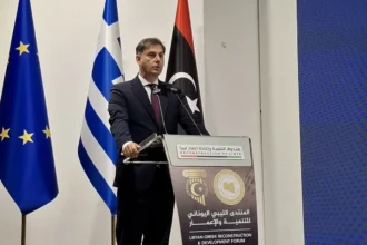 Η Ελλάδα ξανά παρούσα στη Λιβύη – Με 21 συμφωνίες επέστρεψε από τη Βεγγάζη ο υφυπουργός Εξωτερικών Χάρης Θεοχάρης