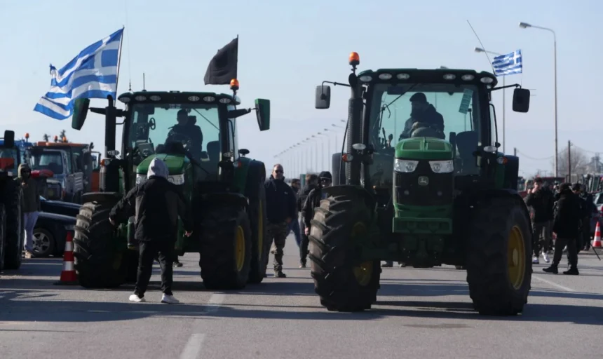 Παραμένουν στα μπλόκα οι αγρότες: Κρίσιμες οι επόμενες μέρες για το μέλλον των κινητοποιήσεών τους