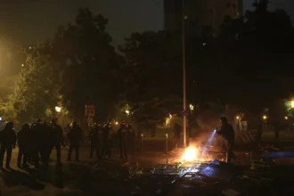 Χάος στη Γαλλία τη νύχτα της Πρωτοχρονιάς – Πάνω από 1.000 πυρπολήσεις οχημάτων και πάνω από 500 προσαγωγές