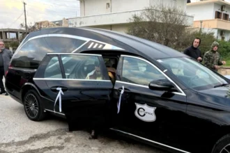 Ηράκλειο: Γαμπρός έφτασε με… νεκροφόρα στην εκκλησία (video)