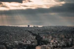 Καιρός: Ανεβαίνει κι άλλο η θερμοκρασία – Τοπικές βροχές στα νησιά και τη Θράκη