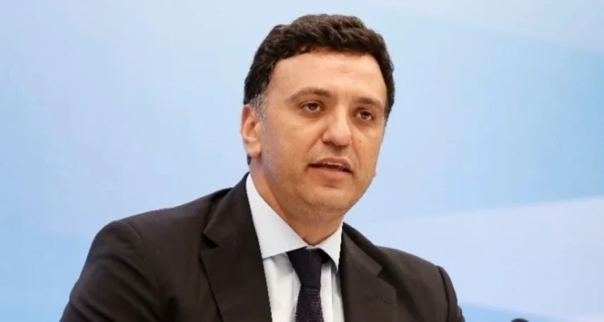Κικίλιας: «Μας κάνατε υπερήφανους» για το ιστορικό χάλκινο της Εθνικής πόλο