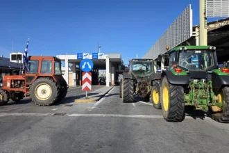 Κυβερνητικές πηγές σε αγρότες: Αν είστε όλοι μαζί θα συναντηθείτε με τον Πρωθυπουργό – Παραπέμπουν σε διάλογο με Χατζηδάκη και Τσιάρα