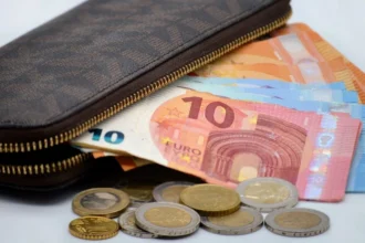 Πώς αλλάζουν φόροι και μισθοί το 2026 – Τι κερδίζουν νοικοκυριά και εργαζόμενοι