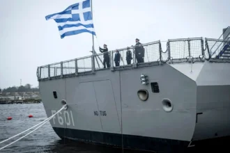 Με Μητσοτάκη και Δένδια στο κατάστρωμα θα εισέλθει την Πέμπτη στον ναύσταθμο της Σαλαμίνας η φρεγάτα «Κίμων»