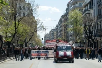 Πορεία στη μνήμη των θυμάτων των Τεμπών – Έγραψαν συνθήματα στο άγαλμα του Ελ. Βενιζέλου