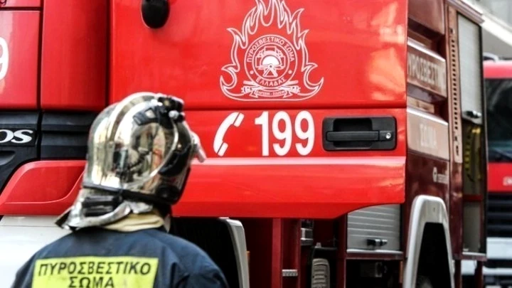 Πυρκαγιά σε ισόγειο διαμέρισμα στο Περιστέρι: Στο νοσοκομείο δύο γυναίκες