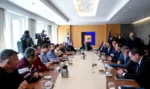 Σε εξέλιξη η συνάντηση Χατζηδάκη και Τσιάρα με τους εκπρόσωπους των αγροτικών μπλόκων